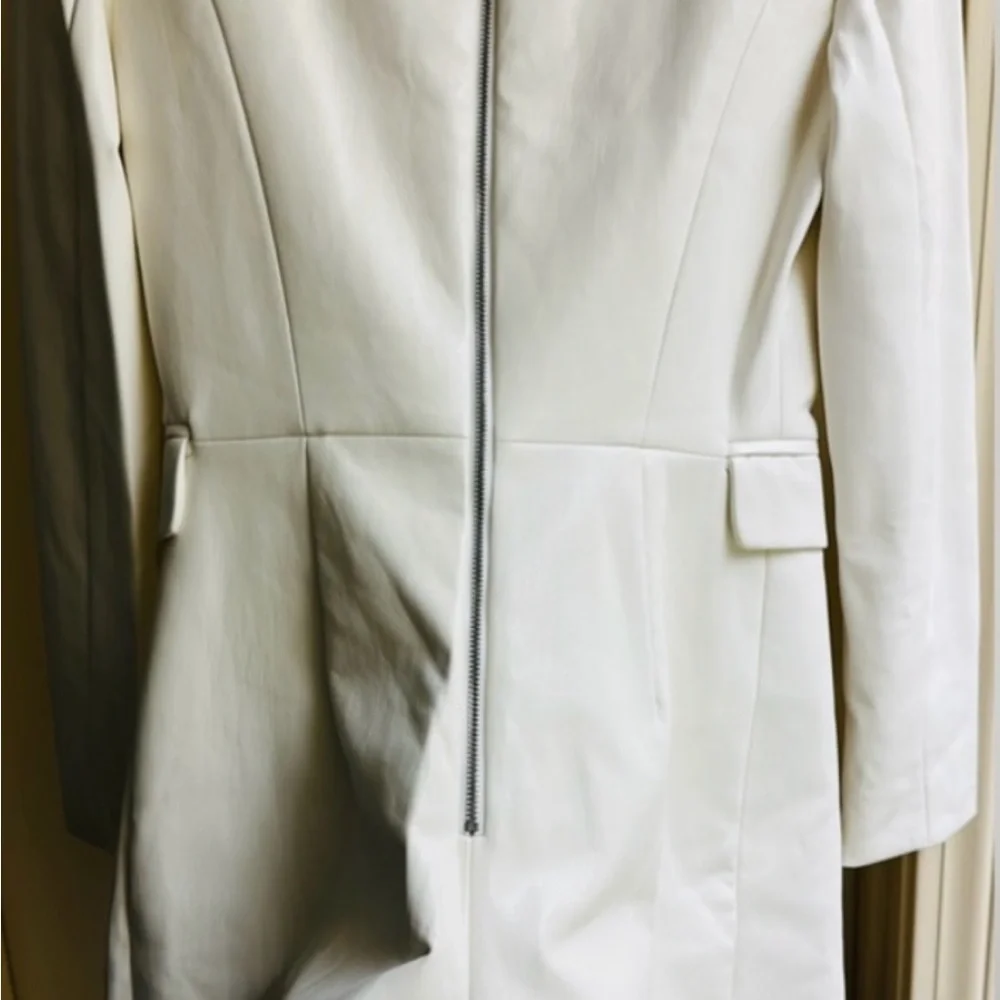 Alice + Olivia Kyrie Tuxedo Skort
Romper - Picture 13 of 16